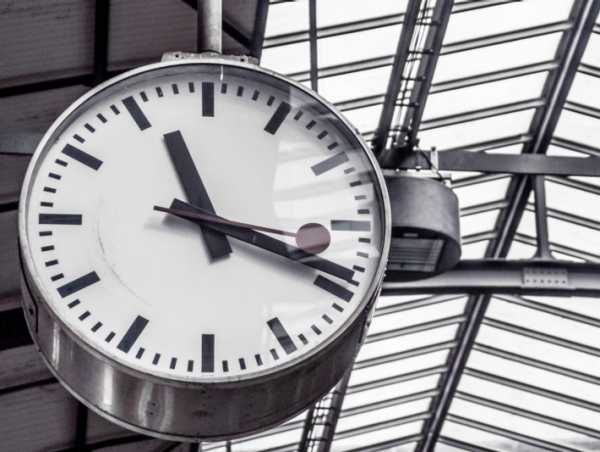 Vergrösserte Ansicht: Bahnhofsuhr